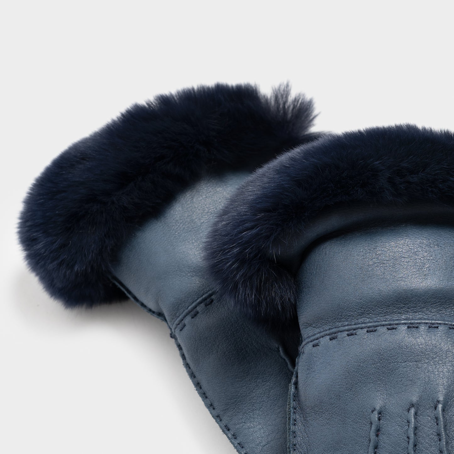 Art. 85 - Woman’s Full-Grain Deerskin Gloves with Rex Fur